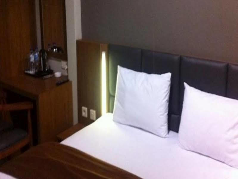 Votel Viure Hotel Jogjakarta Maguwo Eksteriør billede