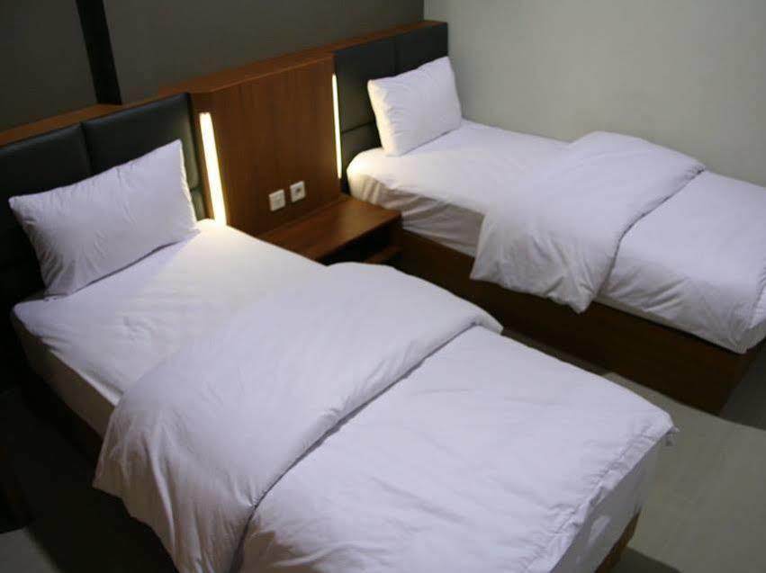 Votel Viure Hotel Jogjakarta Maguwo Eksteriør billede